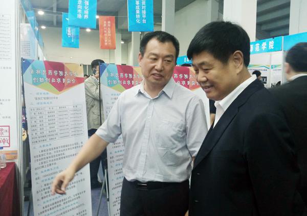 张伯军厅长（右一）参观我校展区___.jpg