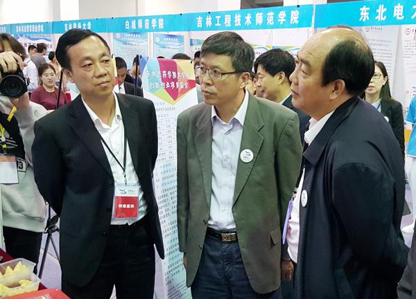 孙维杰书记（右一）参观我校展区___.jpg
